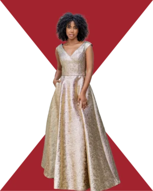 Vestido largo de graduación en brocado metalizado color oro champán texturizado, con escote en V, mangas japonesas y falda voluminosa con bolsillos ocultos.