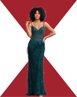 Vestido de gala largo en color verde esmeralda con cuerpo de pedrería radial y falda ornamentada con plumas y lentejuelas.